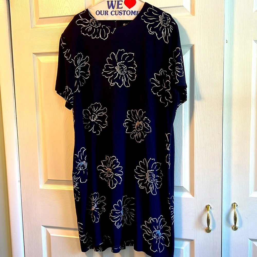 Hi QUALITY COMFORTABLE SLIMMING NAVY and white short sleeve sheath dress.